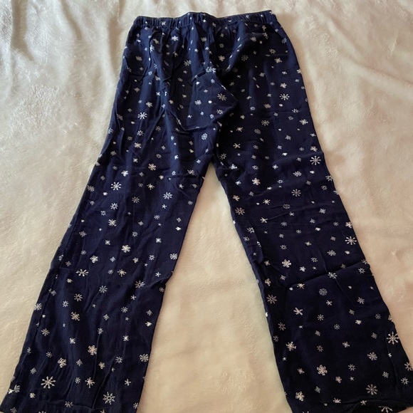Old Navy Snowflake Pajama Pants - Picture 6 of 8